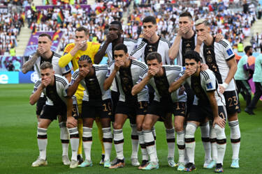 Nikon magazine - photographing football
